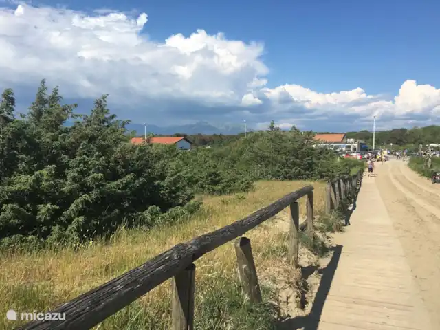 Mobil home camping familial en bord de mer | Italie, Toscane, Viareggio - maison de vacances rue à la plage