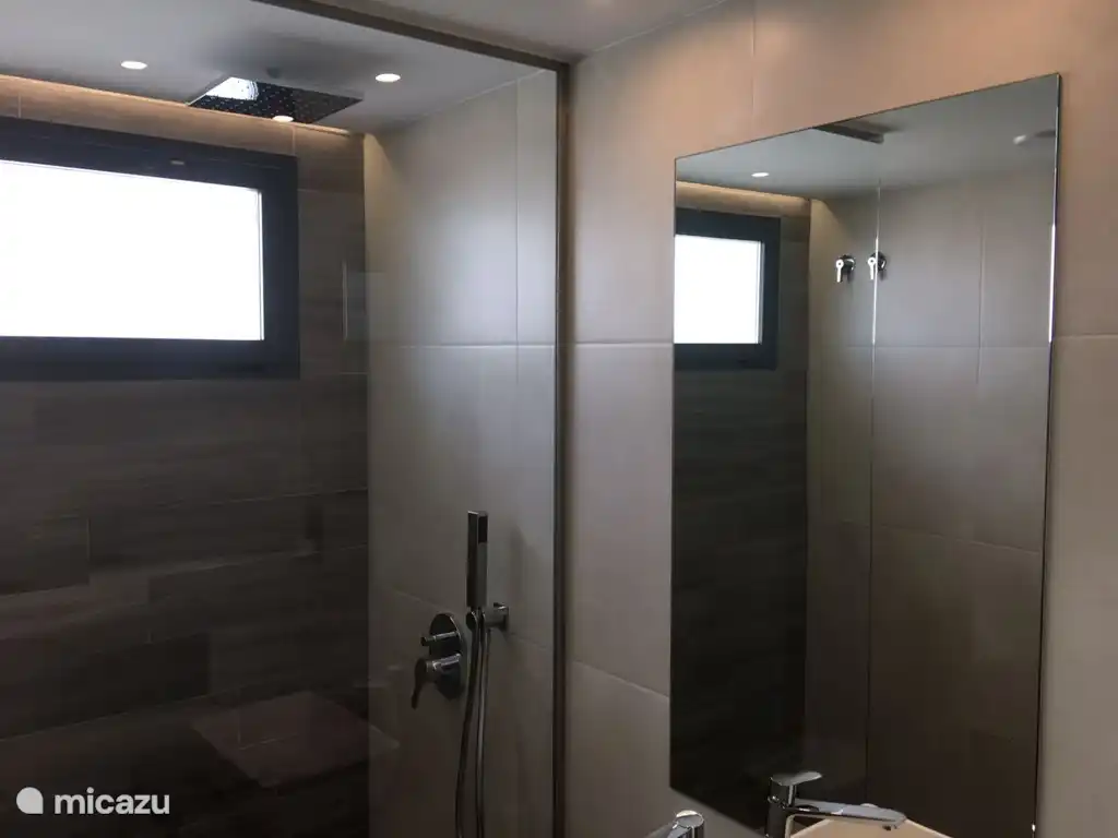 Bad mit Waschbecken und Dusche