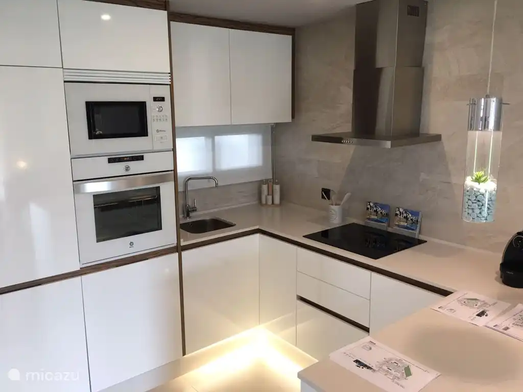 komplett eingerichtete Küche