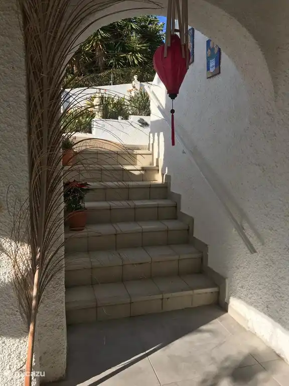 trap van terras naar zwembad.