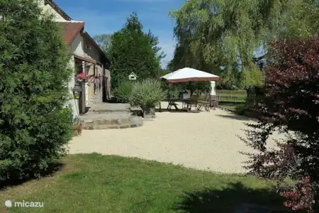 Vacation rental France, Allier, Saint-Plaisir farmhouse Domaine Le Taillis The cour