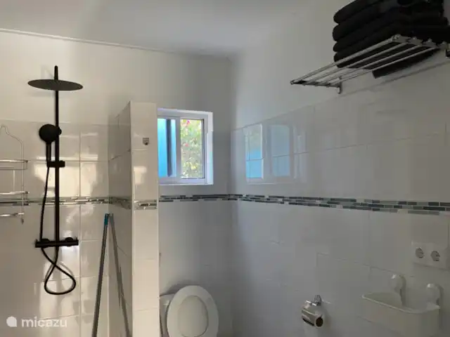 Location de Vacances Curaçao, Banda Abou (ouest), Fontein, villa - Villa Paradis Salle de bain 1 avec douche à l’italienne et eau chaude