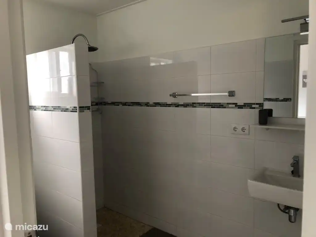 Salle de bain 2 douche à l’italienne avec eau chaude