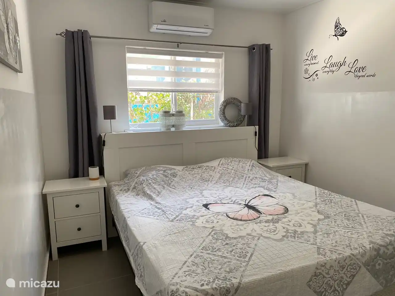 Chambre à coucher avec garde-robe