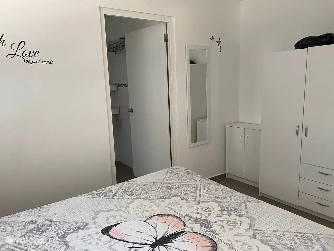 1 chambre est adjacente à la salle de bain