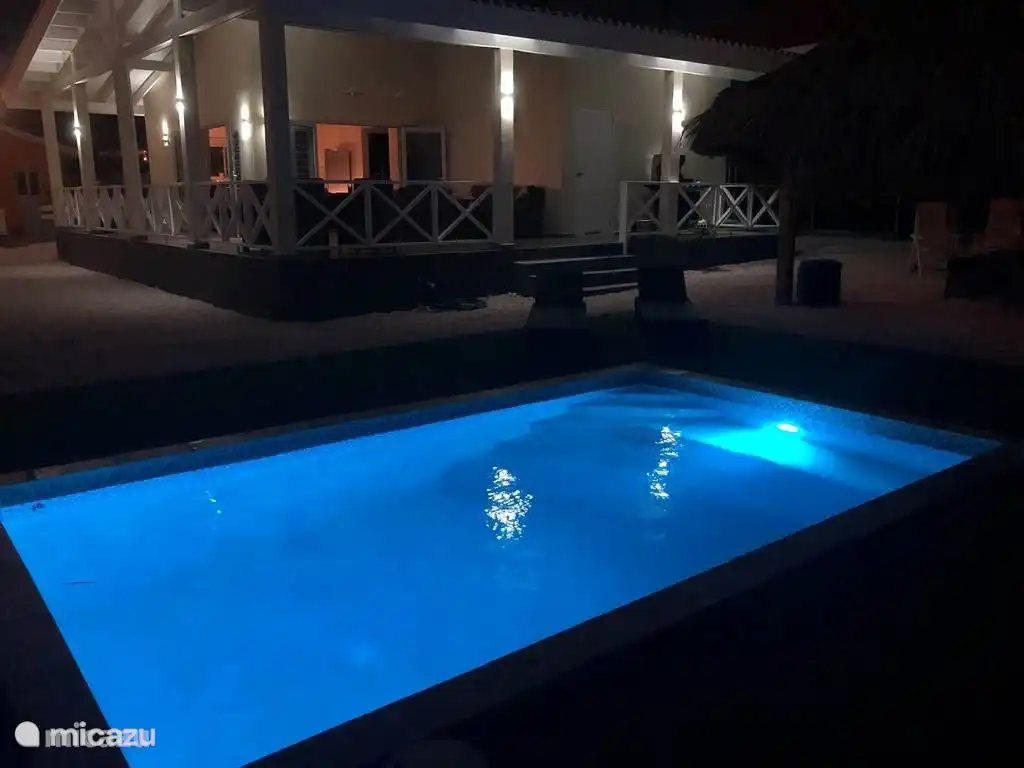 Piscine avec toutes sortes de couleurs