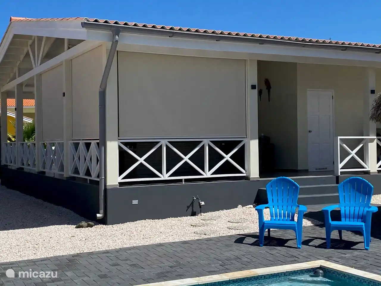 Arrière maison avec paravents