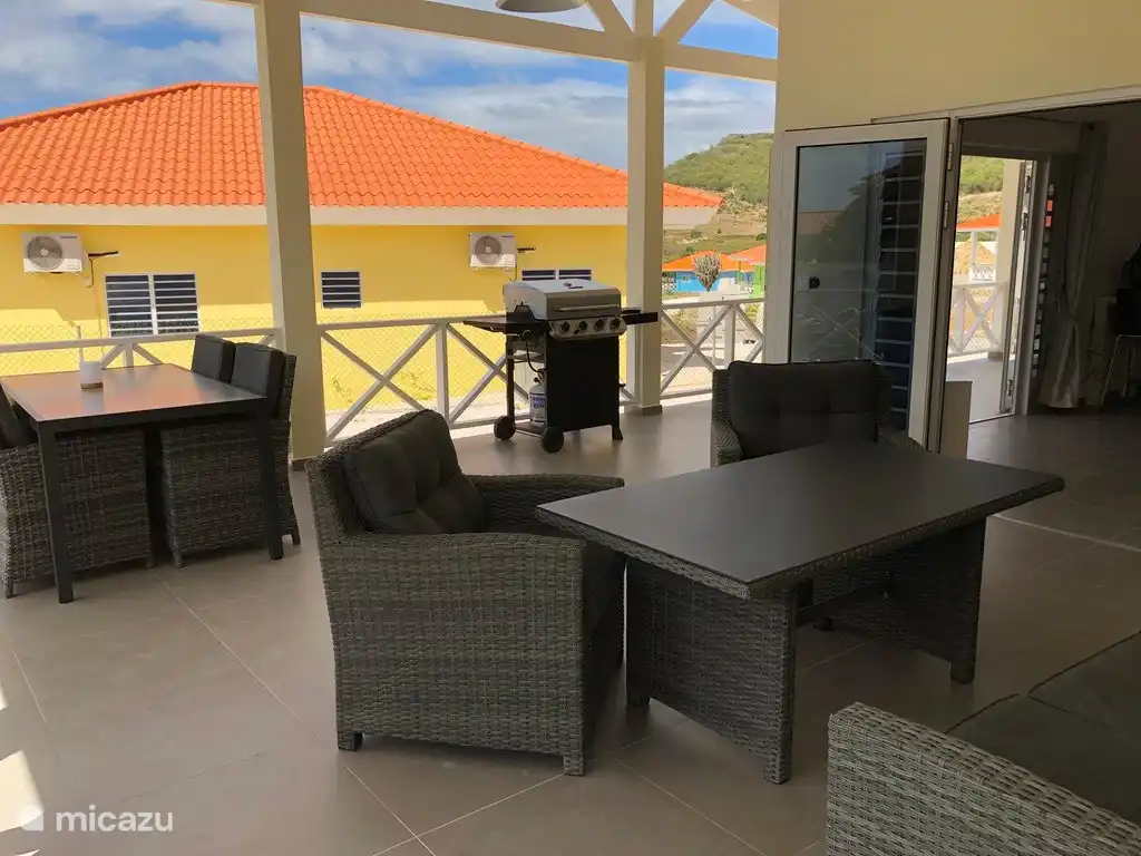 Véranda couverte avec 4 portes-patio