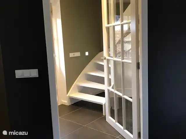 Sous le Toit du Brabant | Pays-Bas, Brabant-Septentrional, Mierlo - bungalow les escaliers à l'étage supérieur avec une armoire sous les escaliers