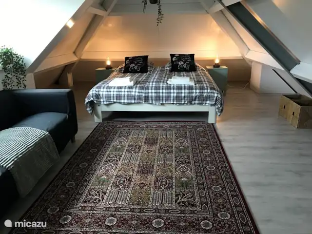 Sous le Toit du Brabant | Pays-Bas, Brabant-Septentrional, Mierlo - bungalow La chambre spacieuse au 1er étage (lit composé de 2 matelas à ressorts séparés) avec son propre coin salon et lavabo