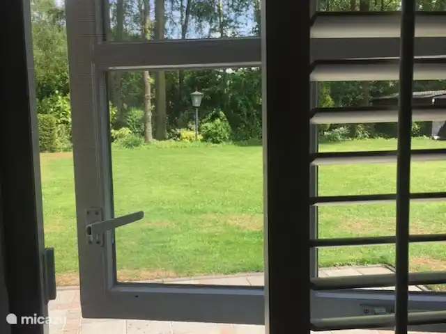 Sous le Toit du Brabant | Pays-Bas, Brabant-Septentrional, Mierlo - bungalow Vue depuis le salon et la chambre du bas, sur votre propre jardin
