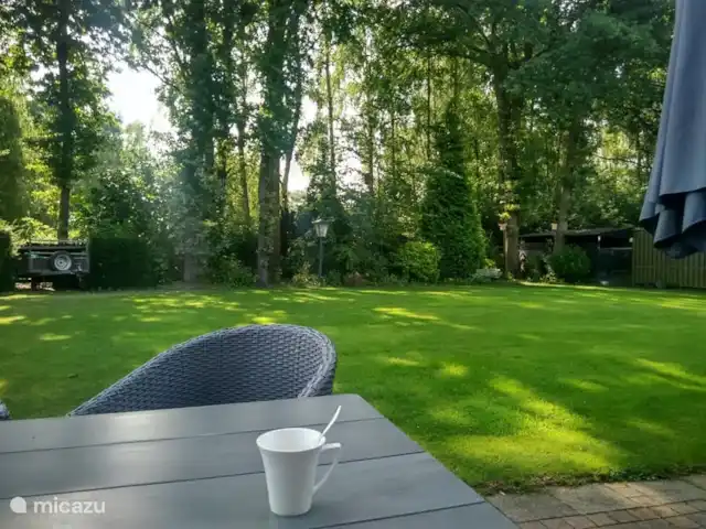 Sous le Toit du Brabant | Pays-Bas, Brabant-Septentrional, Mierlo - bungalow profiter d'une tasse de café dans le jardin; écouter le sifflement des oiseaux
