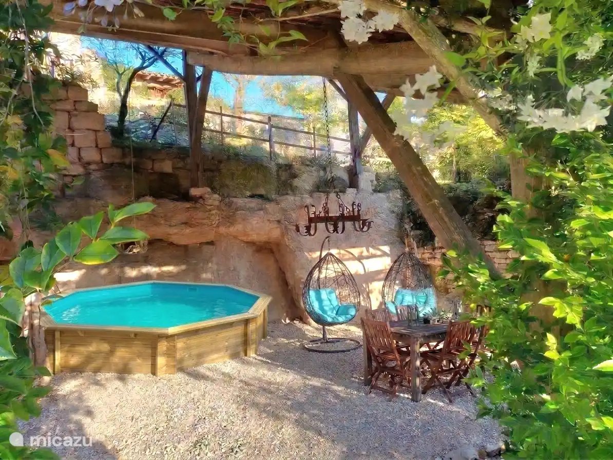 La petite piscine sous la terrasse couverte offre une merveilleuse fraîcheur lors d’une chaude journée d’été.