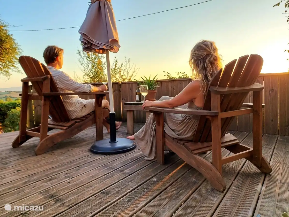 Disfruta de una copa de vino al atardecer.