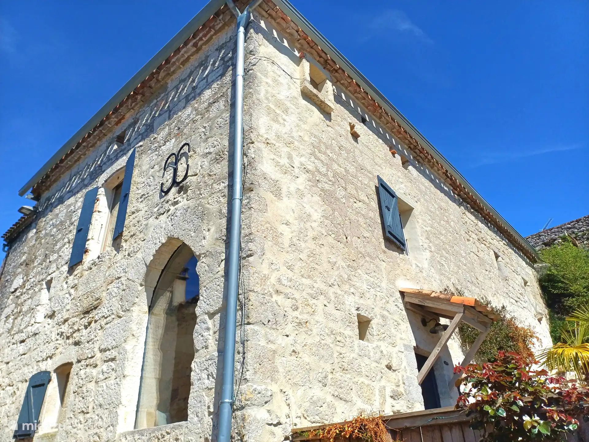 Facade met middeleeuws boograam.