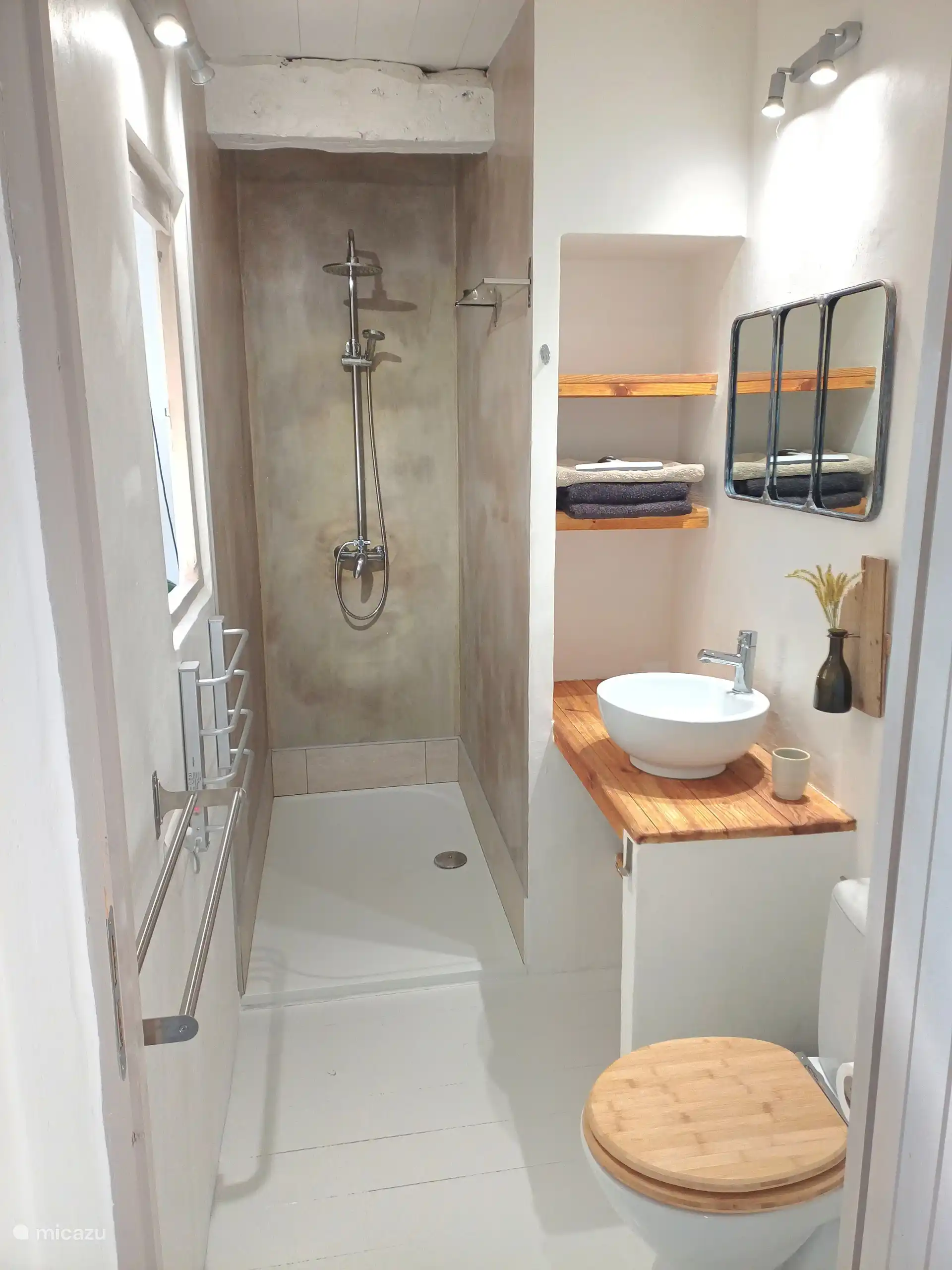 Volledig ingerichte badkamer met inloopdouche.