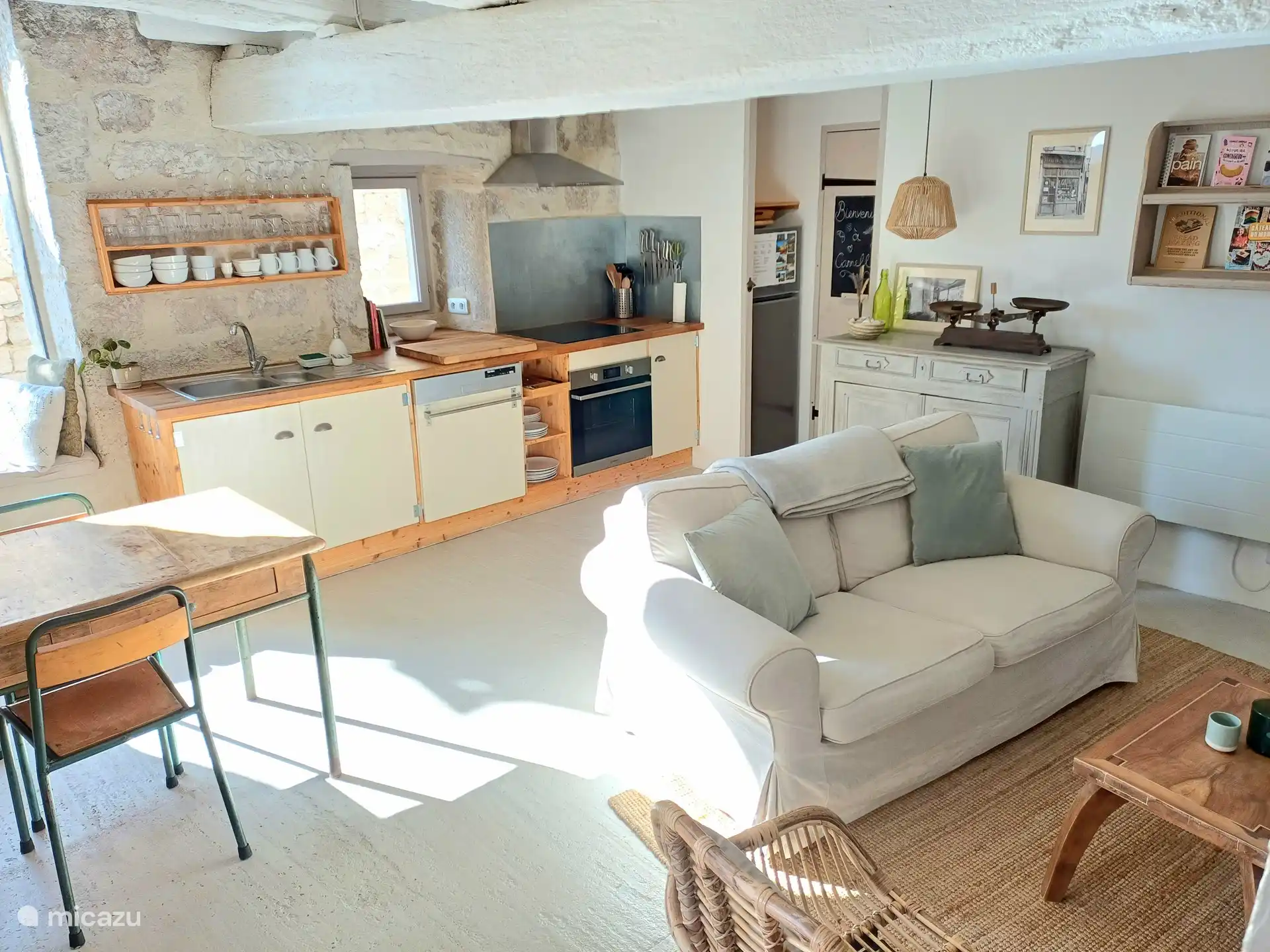 Wohnzimmer und offene Küche.