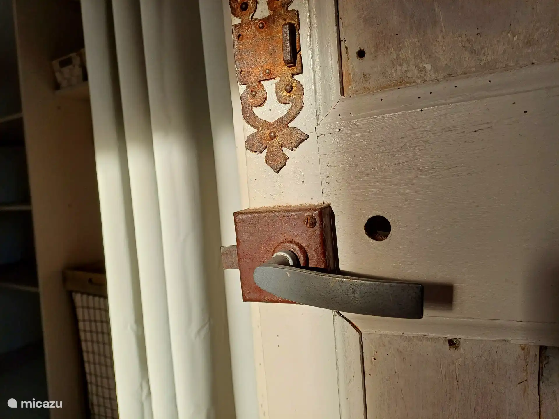 Eine alte Tür im Schlafzimmer.