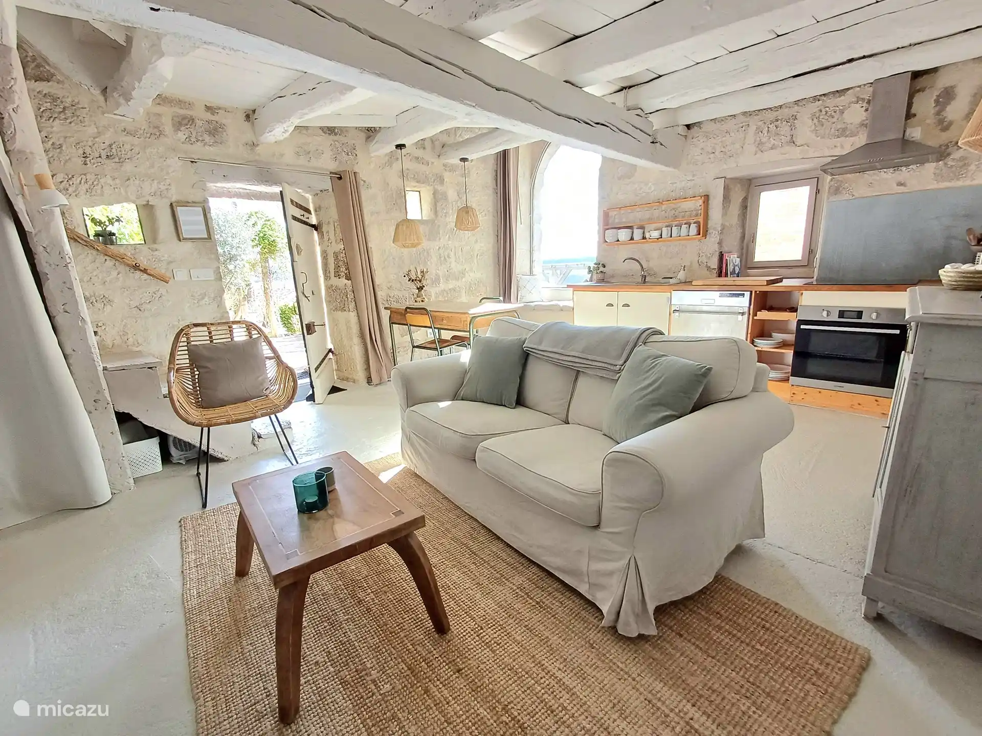 Eingang, Wohnzimmer, Küche und Essbereich.