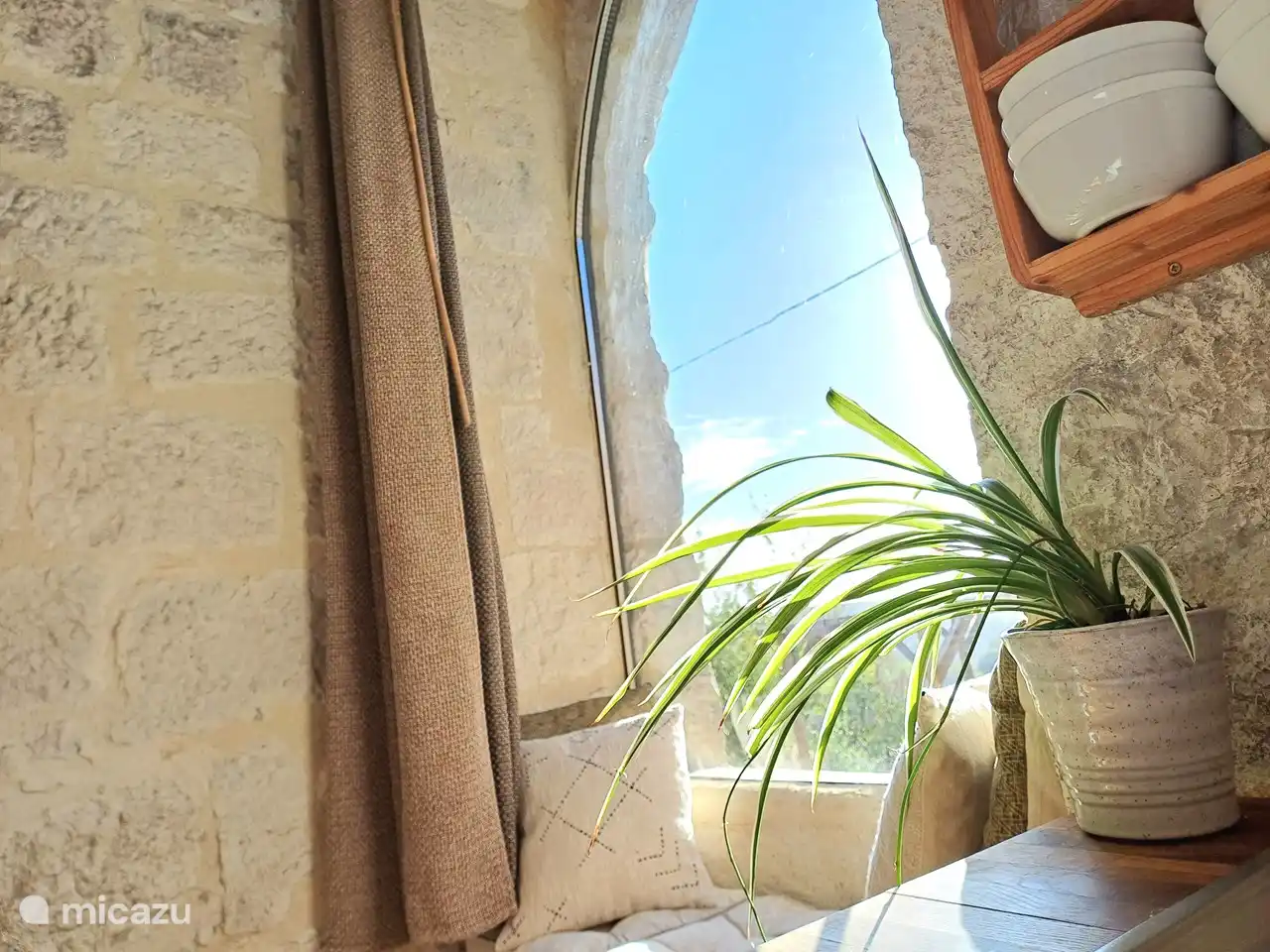 Das mittelalterliche Rundbogenfenster mit schöner Aussicht