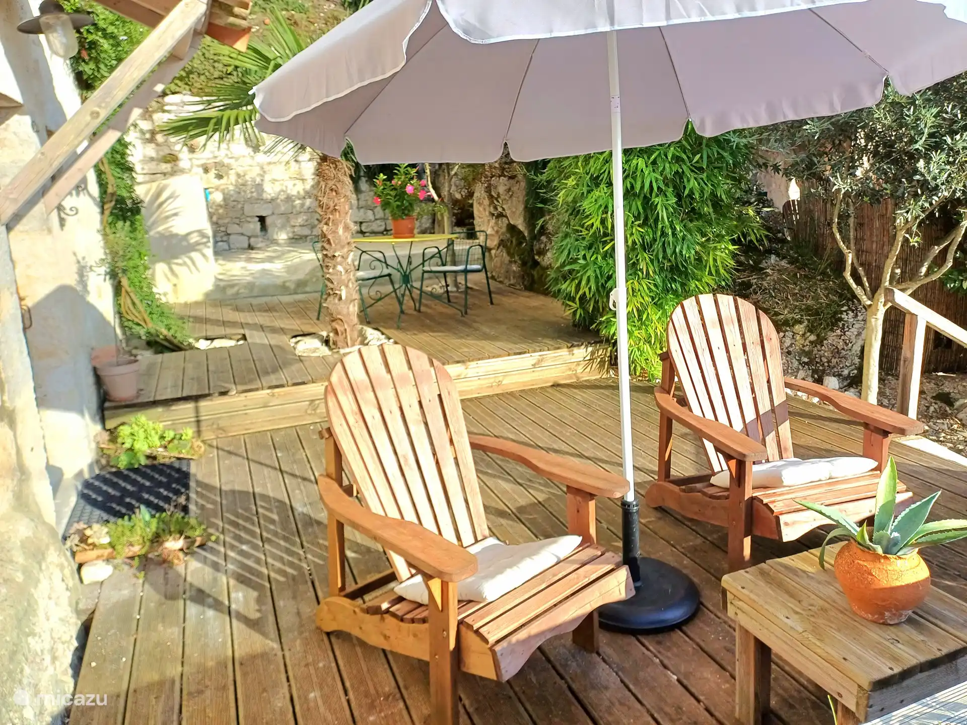 Geräumige private Terrasse mit viel Sonne und Schatten.