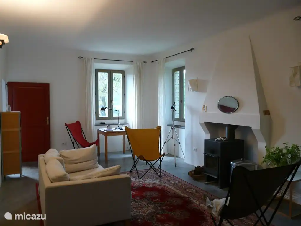 Il y a une grande cuisine-salle à manger