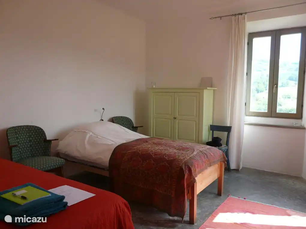 Il y a quatre chambres avec un ou deux lits simples et un grand dortoir au 2ème étage.