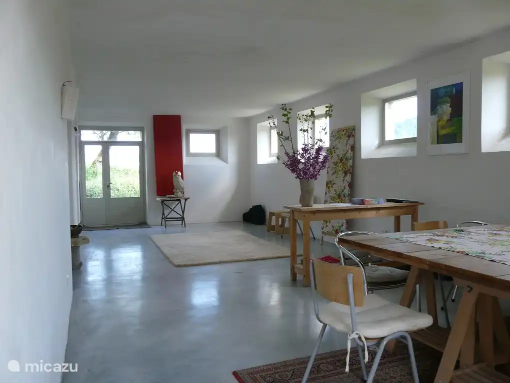 Il y a une grande salle polyvalente