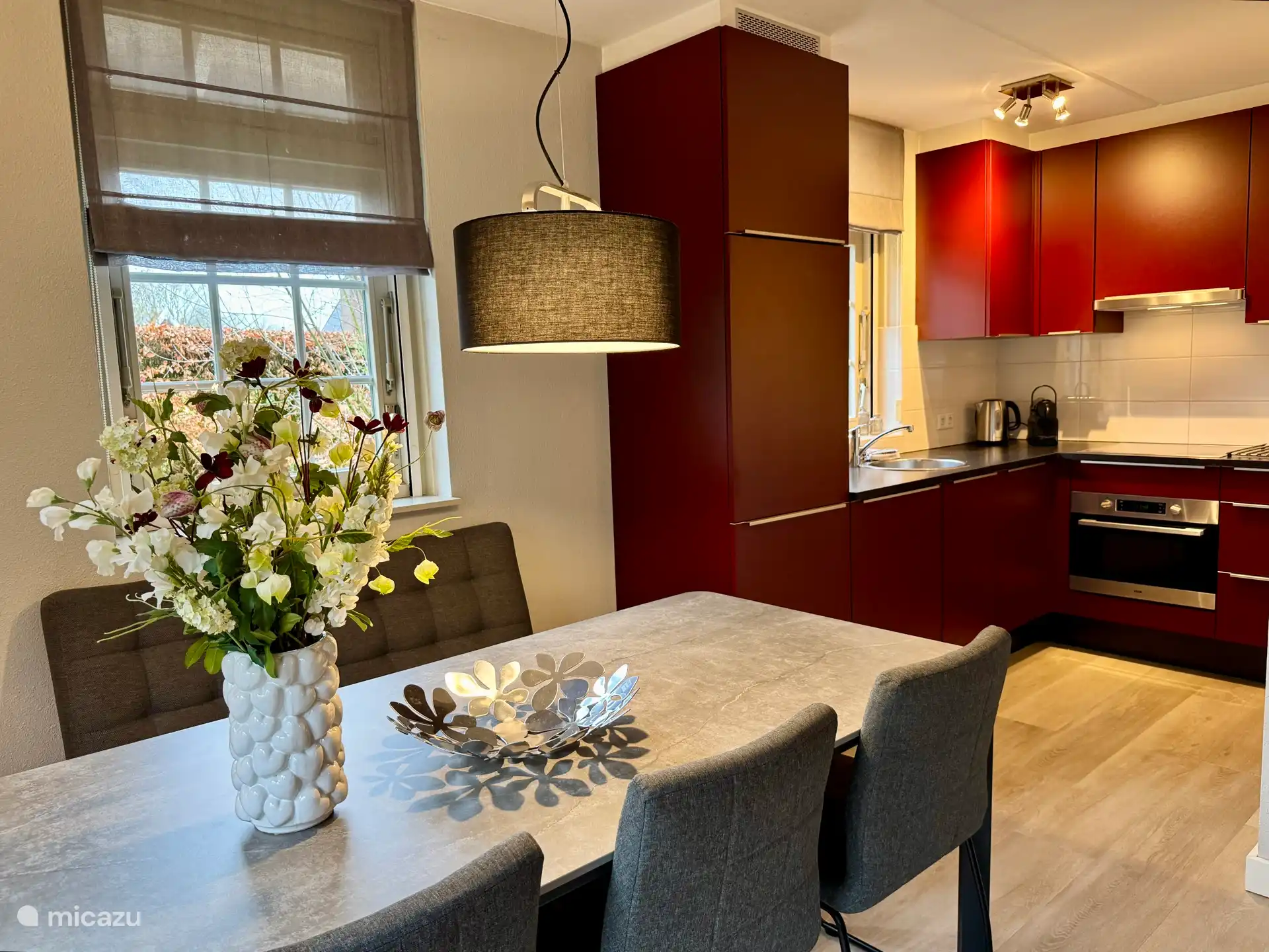 Die Küche ist mit einem Kühlschrank mit Gefrierschrank, einem Induktionsherd mit Dunstabzugshaube, Kombiofen, Nespressomaschine, Kaffeefiltermaschine, Wasserkocher, elektrischem Grill und Handmixer ausgestattet.