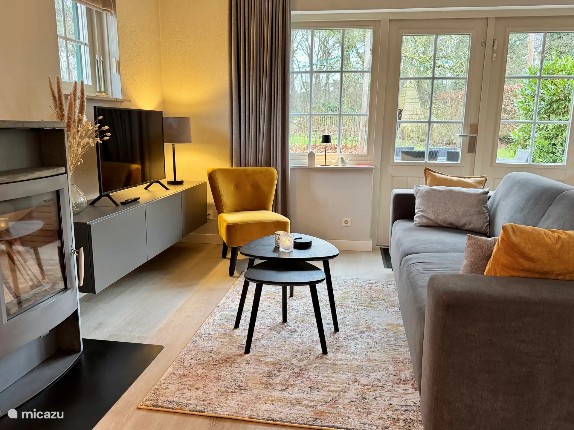 Vom Wohnzimmer aus hat man einen direkten Blick auf den Garten und den Waldrand. Durch die Terrassentüren hat man direkten Zugang zum Garten und zur Terrasse. 