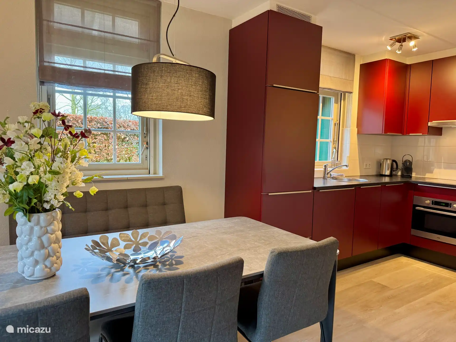 6-Personen-Tisch mit Bank und Stühlen. Genießen Sie ein langes Abendessen und treffen Sie Familie und/oder Freunde.