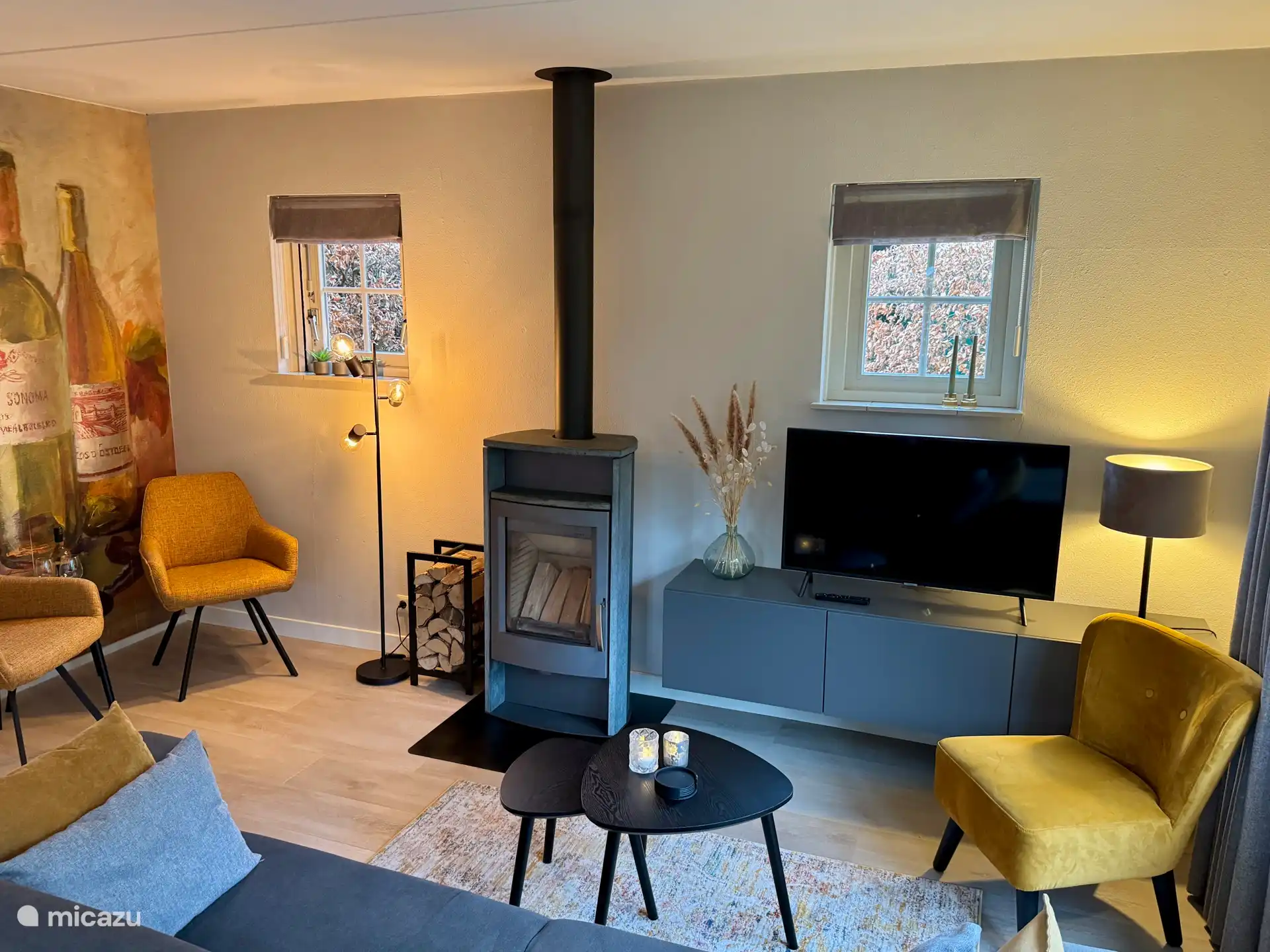 Die frische, moderne Einrichtung schafft eine angenehme Atmosphäre und zusätzlich zum Komfort einer Fußbodenheizung und eines Holzofens mit kostenlosem Feuerholz.