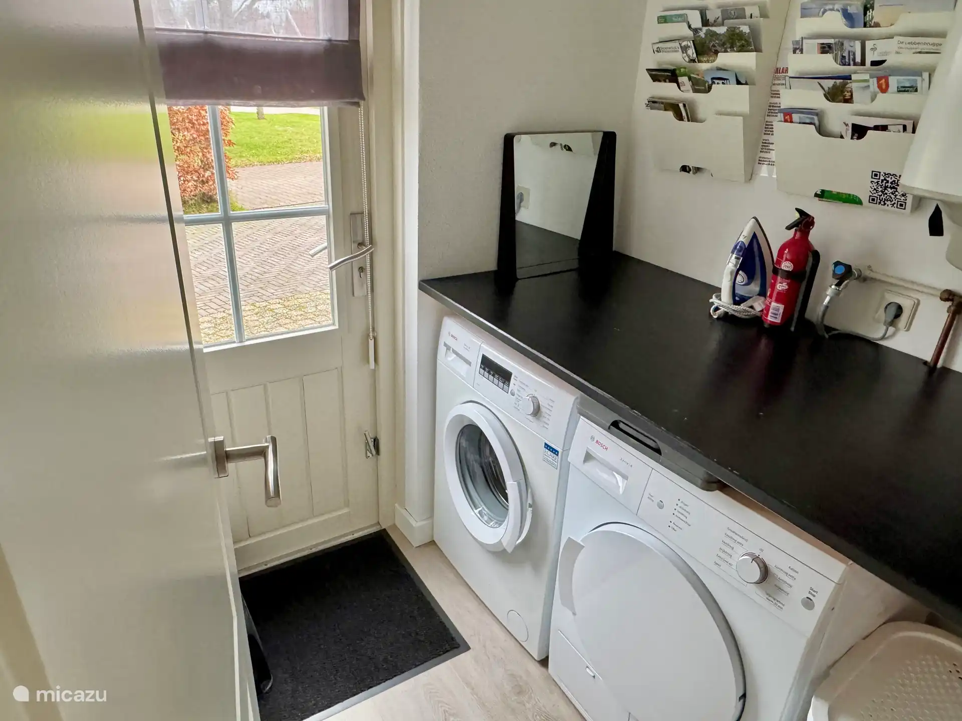 Der Hauswirtschaftsraum ist mit einer Waschmaschine und einem Trockner ausgestattet.