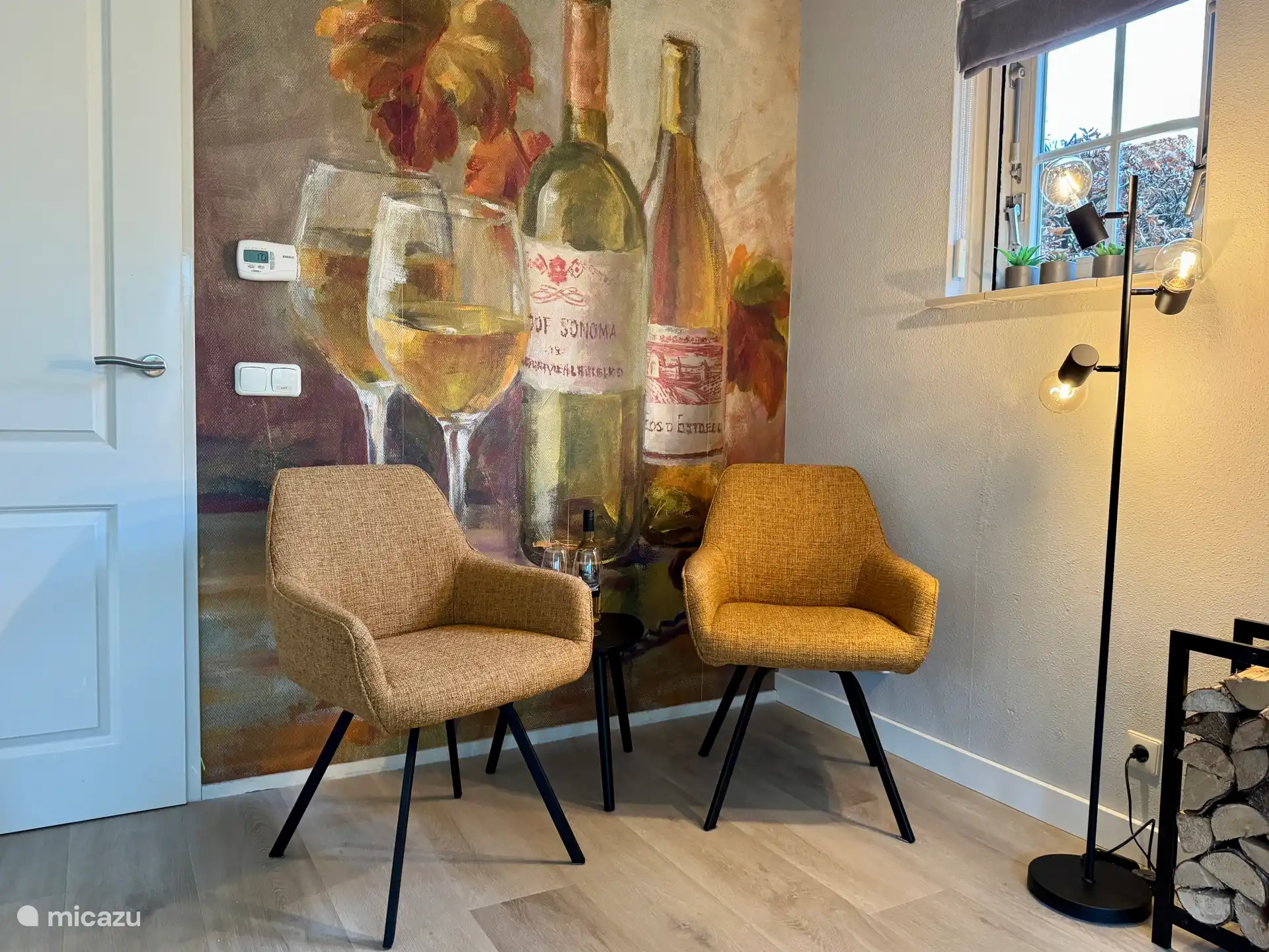 Das gemütliche Wohnzimmer hat einen PVC-Boden