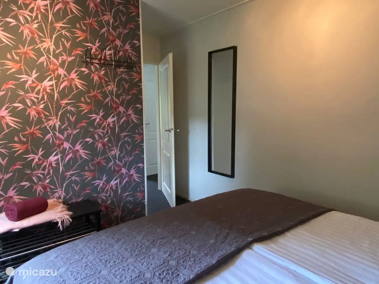 Schlafzimmer im Erdgeschoss. Mit Boxspringbetten und Topper. 