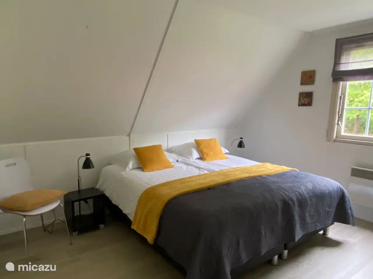 Im Obergeschoss befinden sich zwei geräumige Schlafzimmer. 