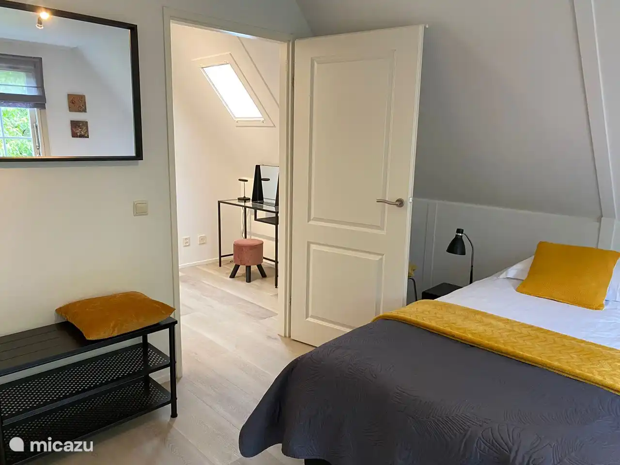 Blick vom Schlafzimmer auf den Treppenabsatz.