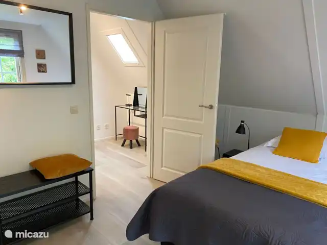 Mooi Lievelde huren in Nederland, Gelderland, Lievelde - vakantiehuis Doorkijkje vanaf de slaapkamer naar de overloop.