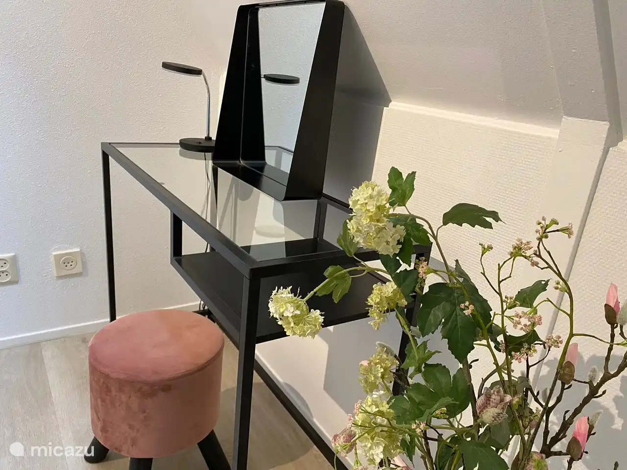 Auf dem Treppenabsatz wurde ein kleiner Arbeitsplatz realisiert. Dieser kann auch als Schminktisch genutzt werden. 