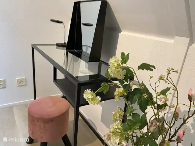 Mooi Lievelde huren in Nederland, Gelderland, Lievelde - vakantiehuis Op de overloop is een kleine werkplek gerealiseerd. Deze kan tevens als kaptafel gebruikt worden.