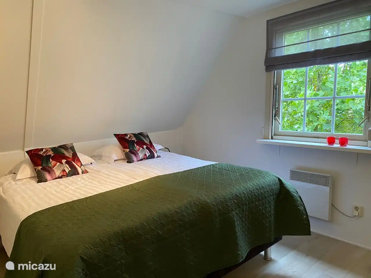 Geräumiges Schlafzimmer im Obergeschoss mit Boxspringbetten und Topper.