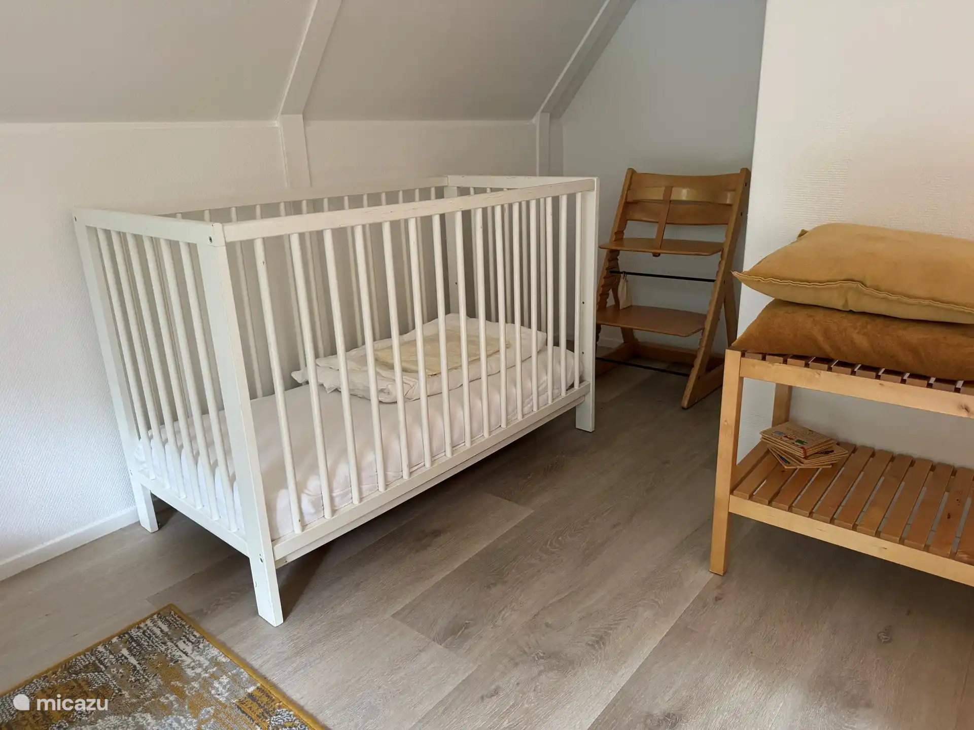 Kinderfreundliches Interieur. Kinderbett, Hochstuhl und Treppengitter vorhanden. 