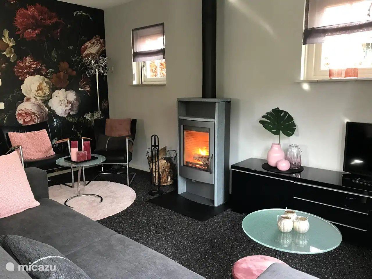 Die frische, moderne Einrichtung sorgt für eine angenehme Umgebung und neben dem Komfort der Fußbodenheizung können Sie einen Holzofen, französische Türen und eine geräumige Terrasse genießen. 