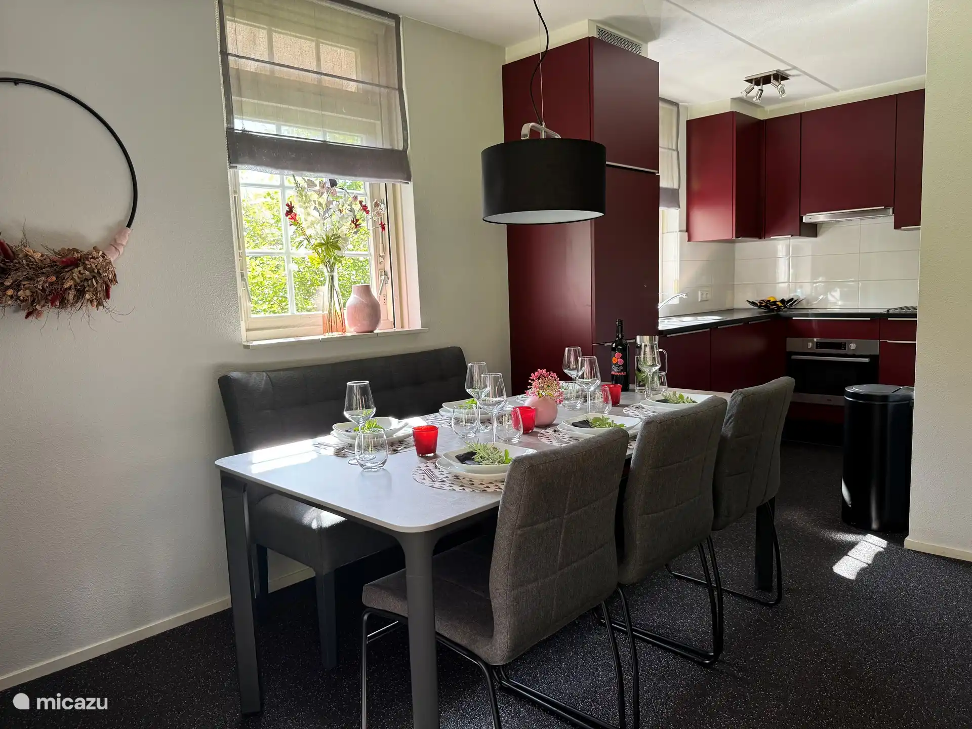 6-Personen-Tisch mit Sitzbank und Stühlen. Genießen Sie ein langes Abendessen und treffen Sie sich mit Familie und/oder Freunden. 