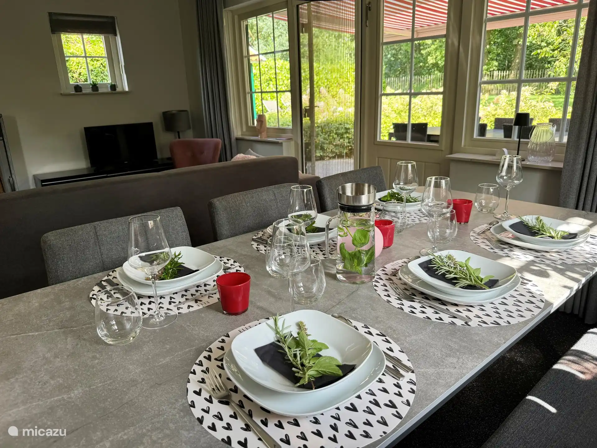 Es ist ausreichend Geschirr vorhanden, um den Tisch ansprechend zu decken und ausgiebig zu speisen.