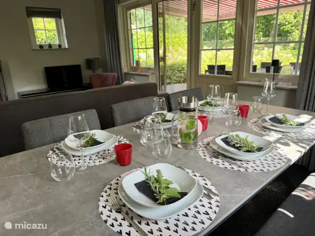 Mooi Lievelde huren in Nederland, Gelderland, Lievelde - vakantiehuis Er is voldoende servies om de tafel sfeervol te dekken en uitgebreid te dineren.