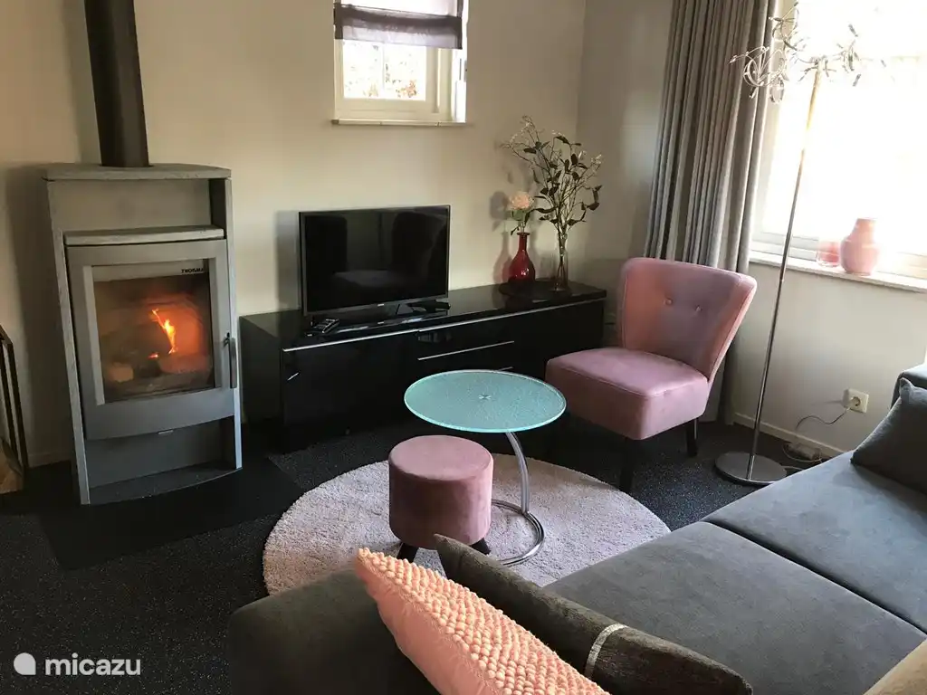 Vom gemütlichen Wohnzimmer aus hat man einen Blick in den Garten und Waldrand.