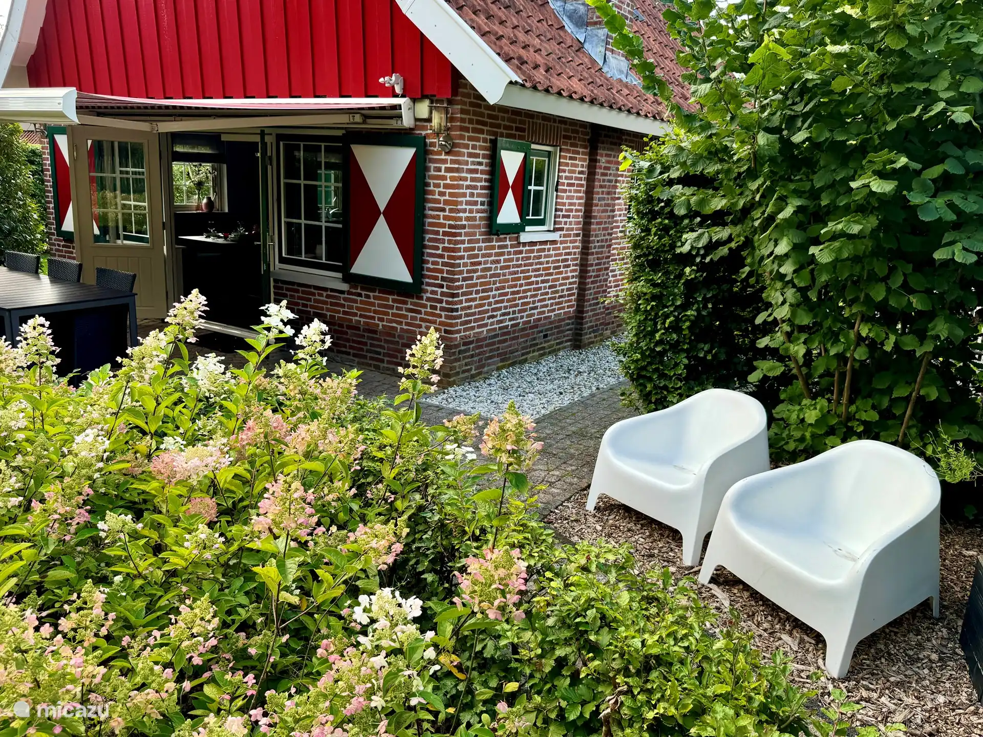 Neben der an das Wohnzimmer angrenzenden Terrasse wurden im Garten verschiedene Sitzgelegenheiten geschaffen. 