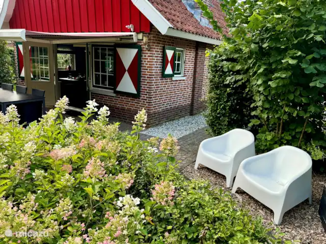 Mooi Lievelde huren in Nederland, Gelderland, Lievelde - vakantiehuis Naast het terras grenzend aan de living, zijn er diverse zitjes in de tuin gecreëerd.