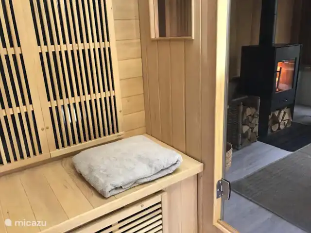 Mooi Lievelde huren in Nederland, Gelderland, Lievelde - vakantiehuis Kom helemaal tot rust! Na het gebruik van de sauna kunt u heerlijk relaxen bij de haard met uitzicht op de bosrand.